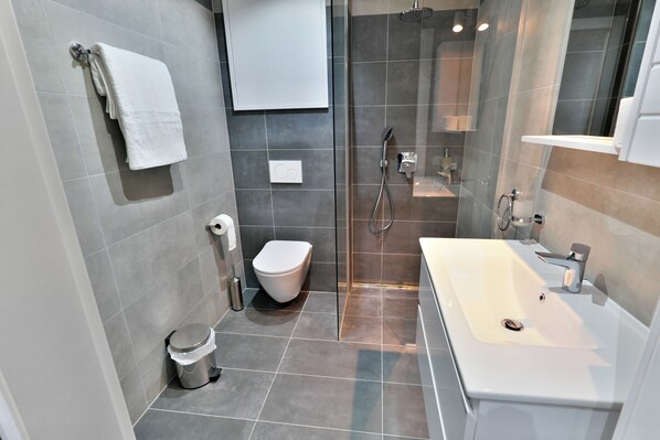 Habitación básica con 2 camas individuales, balcón, vista al patio | Baño | Secadora de cabello, toallas, jabón, shampoo 
