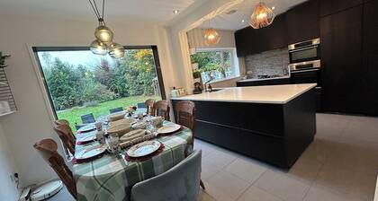 Close to M4, luxury family house with large private garden, pet/friendly