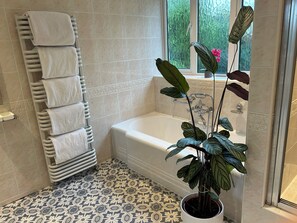 Secadora de cabello, toallas, jabón, papel de baño