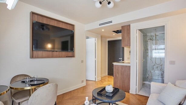 A modern living room with a dining area, a kitchen, and a bathroom. - New Apartment Center of Paris/le Marais (Paris)