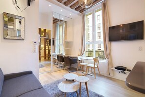 Apartment | Living area - Charming Studio - Le Marais / Beaubourg (Paris)