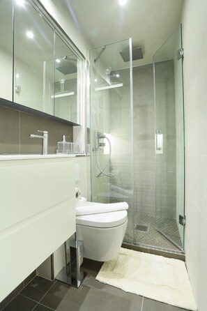 Apartment | Badezimmer | Haartrockner, Seife, Shampoo