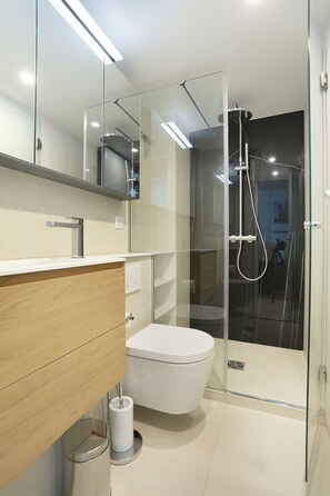 Apartment | Badezimmer | Haartrockner, Seife, Shampoo