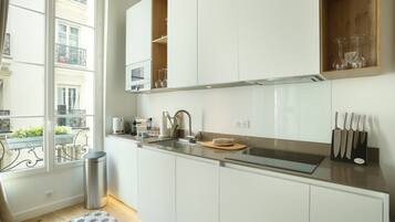 Refrigerador, microondas, placa de cocina, lavavajillas