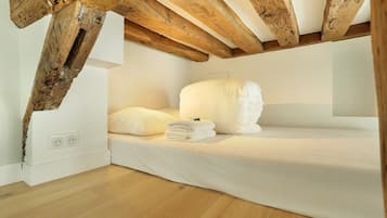 Espacio para trabajar con laptop y tabla de planchar con plancha