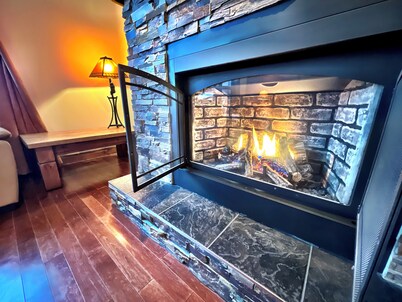 Ski-In/Ski-Out Paradise:The ultimate ski vacation in this luxurious condo with Pvt Hot Tub-Sleeps 11