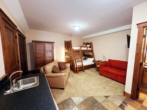 3 bedrooms, desk, iron/ironing board, free WiFi