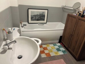 Serviettes fournies, savon, papier toilette