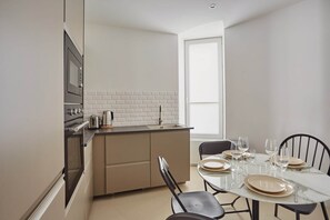 Appartement | Cuisine privée | Réfrigérateur, micro-ondes, four, plaque de cuisson