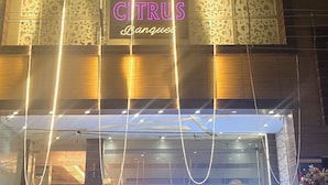 En bygning med et skilt, der siger "CITRUS Banques".