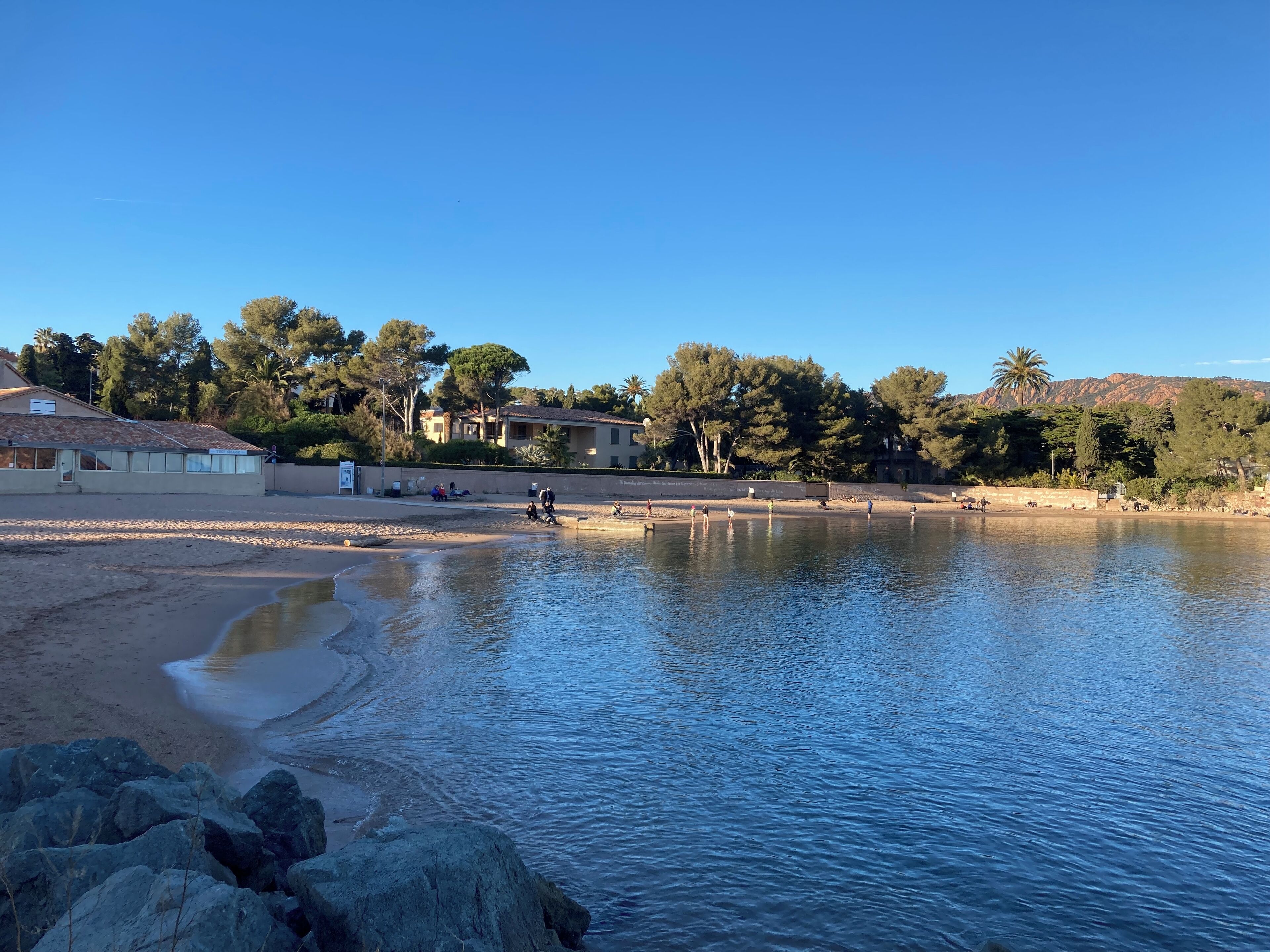 Vlak bij het strand, ligstoelen, strandlakens