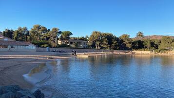 Vlak bij het strand, ligstoelen, strandlakens