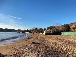 Una playa cerca, sillas reclinables de playa, toallas de playa