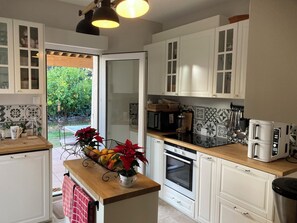 Fridge, microwave, oven, stovetop - BEAUTIFUL Paladian-style VILLA close to Boulouris beaches and shops (Saint-Raphaël)