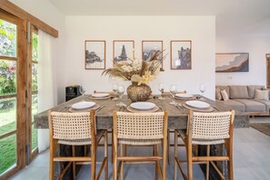 Vila com design assinado, piscina particular, vista para o jardim | Sala de jantar