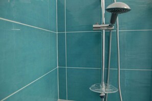 Shower, hair dryer, bidet, towels - "Modern Studio Apartment with Barbecue Terrace - Historic Center" (Balestrate)