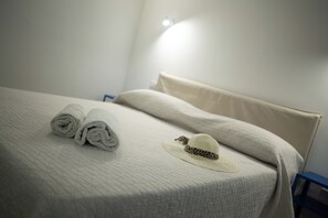 1 bedroom, iron/ironing board, travel crib, WiFi - "Modern Studio Apartment with Barbecue Terrace - Historic Center" (Balestrate)