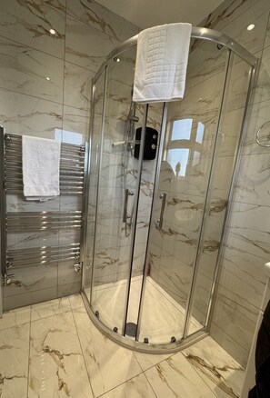 Dusche, Haartrockner, Handtücher, Seife
