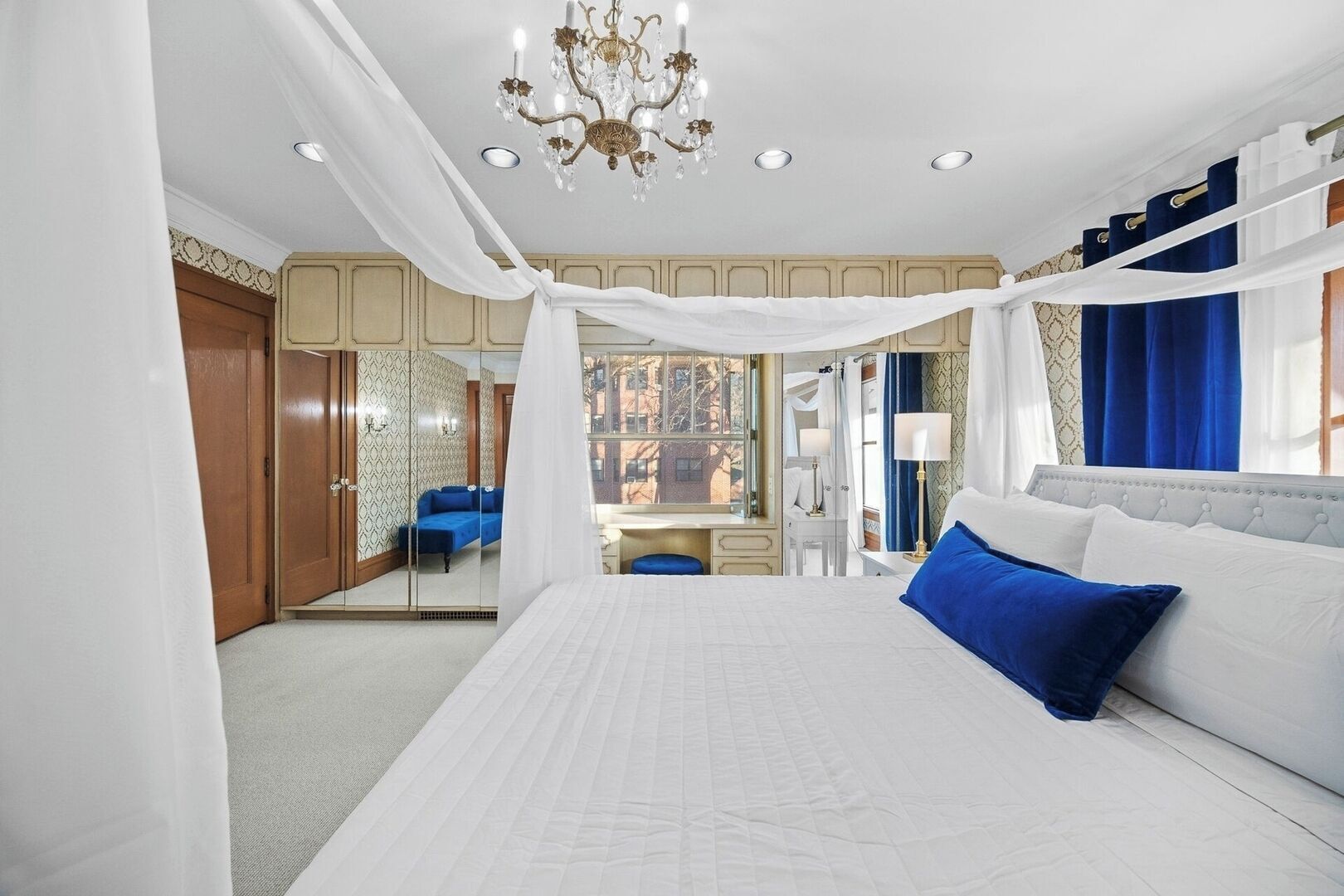 4 makuuhuonetta, työpöytä, silitysrauta/-lauta, vauvan matkasänky