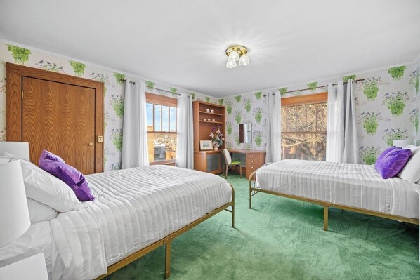 4 bedrooms, desk, iron/ironing board, travel crib