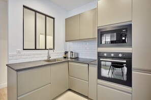 Apartemen | Dapur pribadi | Lemari es, microwave, kompor, dan mesin pembuat kopi/teh
