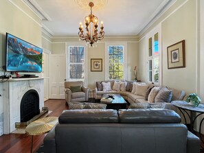 Fernseher, Kamin, Arbeitsbereiche