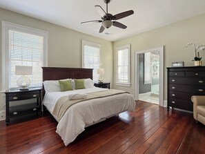 4 bedrooms, iron/ironing board, WiFi, bed sheets - Elegant Upper Unit in Historic Savannah (Savannah)