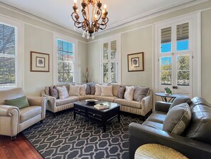 Fernseher, Kamin, Arbeitsbereiche