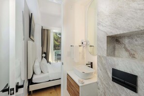 Douche, sèche-cheveux, serviettes fournies