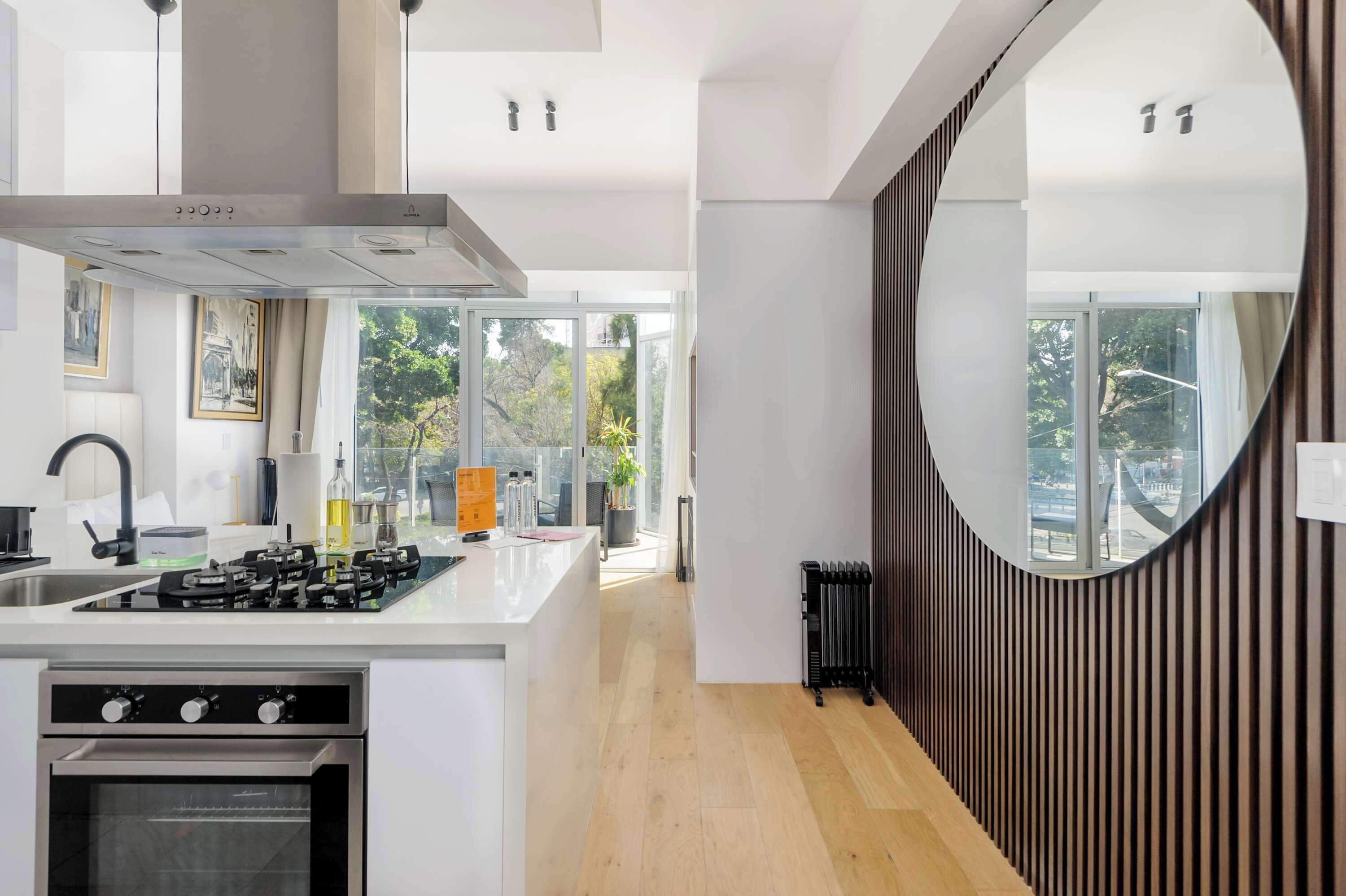 Mikrovågsugn, spishäll, kaffe- och tebryggare och brödrost