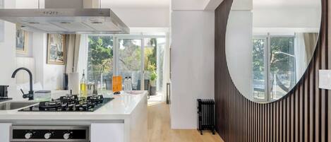 Mikrovågsugn, spishäll, kaffe- och tebryggare och brödrost