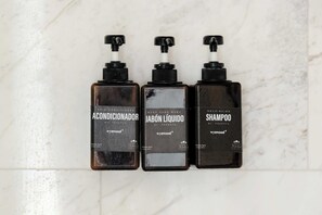 Douche, sèche-cheveux, serviettes fournies