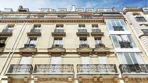A multi-story building with classical architectural features, including ornate balconies and large windows. - Superb Terrace Apart Champs Elysees Eiffel Tower (Paris)