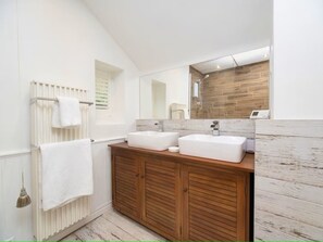 Doccia, asciugacapelli, asciugamani, sapone