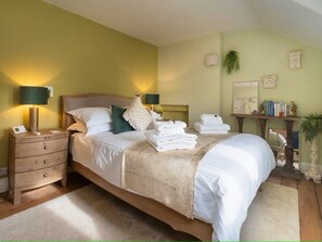 2 dormitorios, tabla de planchar con plancha, cuna de viaje