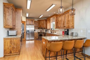 Fridge, microwave, oven, stovetop - Luxury Lodge - Hot Tub - BBQ - Sleeps 18 (Oakhurst)