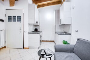 Kjøleskap, ovn, kokeplater og oppvaskmaskin