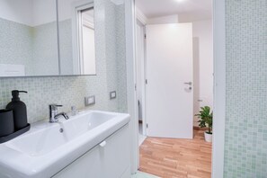 تجهيزات دش، مجففات شعر، مراحيض شطف، مناشف