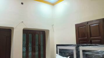 8 bedrooms, desk, iron/ironing board, WiFi