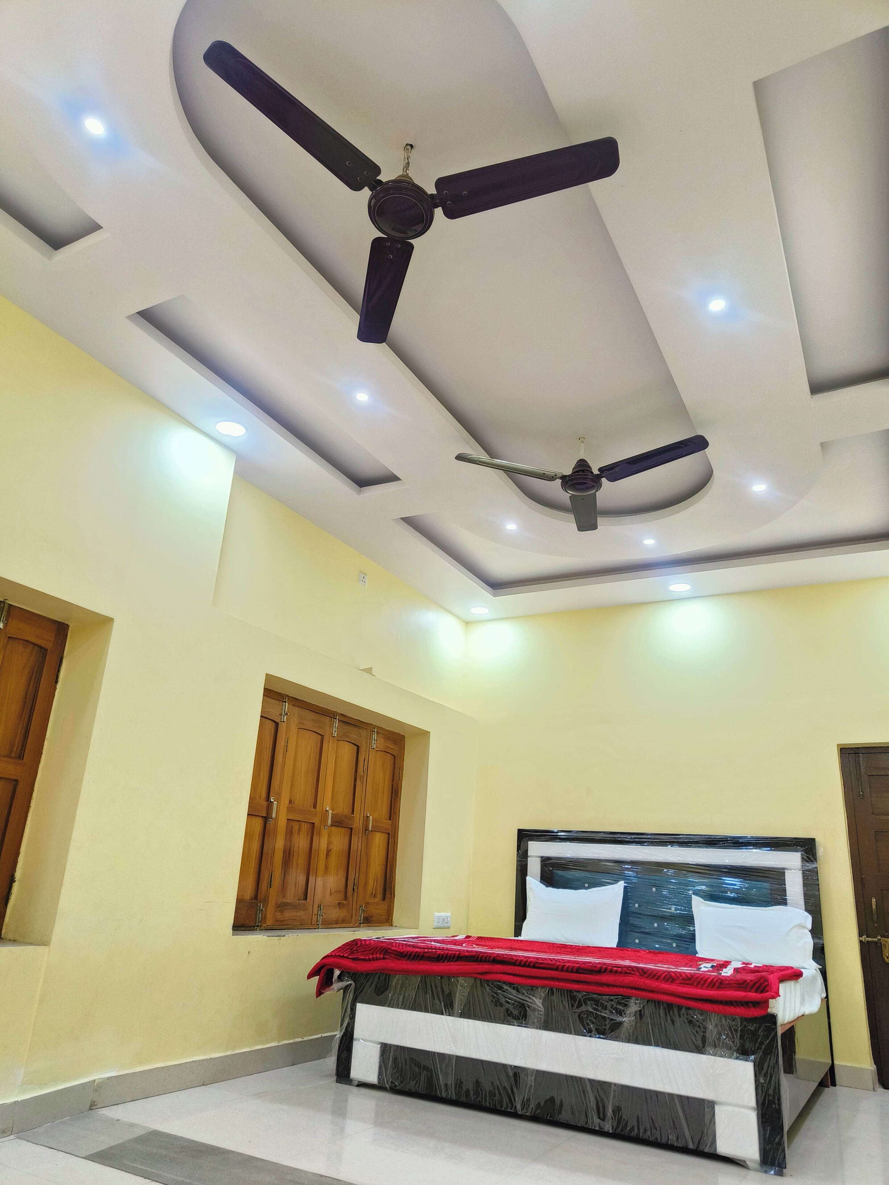 8 bedrooms, desk, iron/ironing board, WiFi