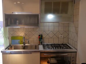 Fridge, microwave, oven, stovetop - Lovely apartment by the sea in Rome (Ostia Lido) (Lido di Ostia)