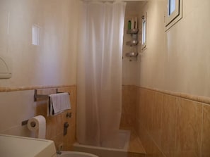 Regadera, secadora de cabello, bidet, toallas