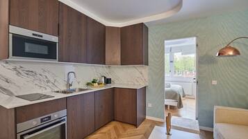 Appartement | Privékeuken | Een koelkast, een microgolfoven, een oven, een kookplaat