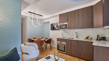 Appartement | Privékeuken | Een koelkast, een microgolfoven, een oven, een kookplaat