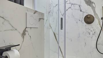 Appartement | Badkamer | Een haardroger, shampoo