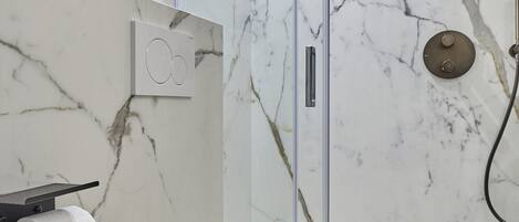 Appartement | Salle de bain | Séchoir à cheveux, shampooing