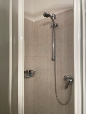 Shower, hair dryer, bidet, towels - Villa Rondine is surrounded by nature, close to Garda, Verona and Valpolicella. (Verona)