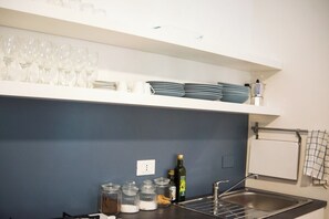 Réfrigérateur, un four, surface de cuisson, cafetière-théière