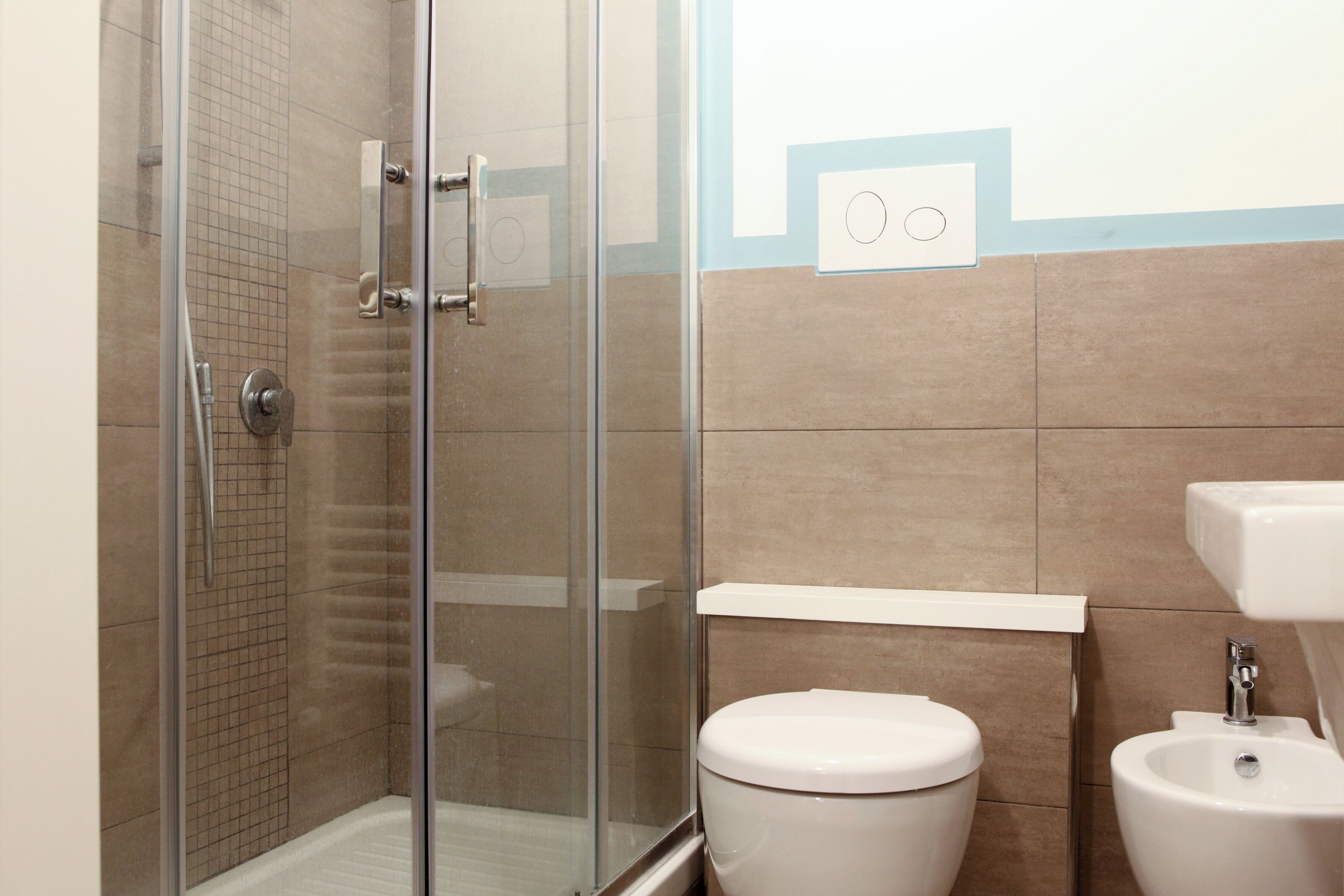 Douche, séchoir à cheveux, bidet, serviettes fournies