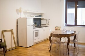 Frigorifero, forno, piano cottura, macchina per tè/caffè